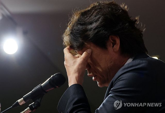 머리 만지는 홍명보 감독