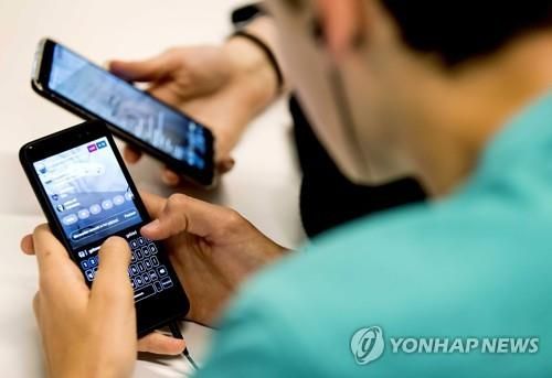 스마트폰 보고 있는 학생들