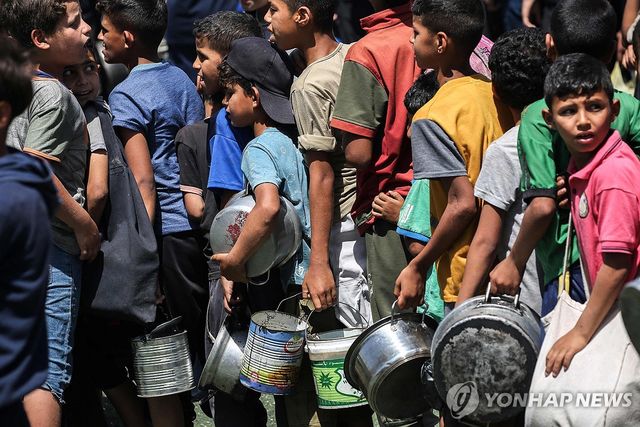 배식 기다리는 가자지구 어린이들