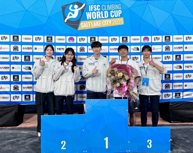 시상대에서 포즈를 취한 한국 대표팀 선수들