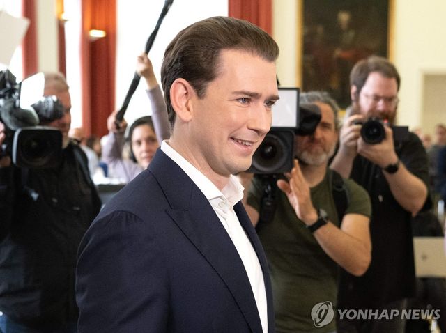 미소 짓는 쿠르츠 전 총리