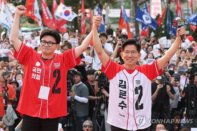 손 맞잡은 김문수와 한동훈