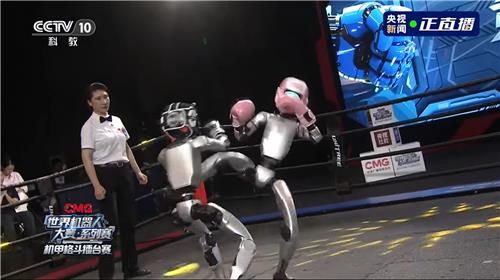 발차기 공격하는 휴머노이드