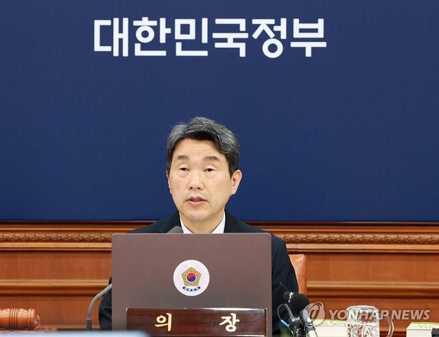 국무회의에서 발언하는 이주호 권한대행