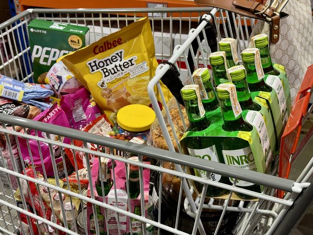 필리핀 현지인의 마트 카트에 담긴 하이트진로 소주