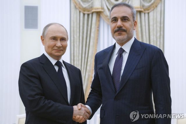 블라디미르 푸틴 러시아 대통령과 하칸 피단 튀르키예 외무장관