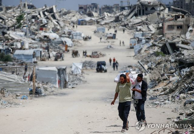 22일(현지시간) 가자지구 북부에서 소지품을 챙겨 대피하는 사람들