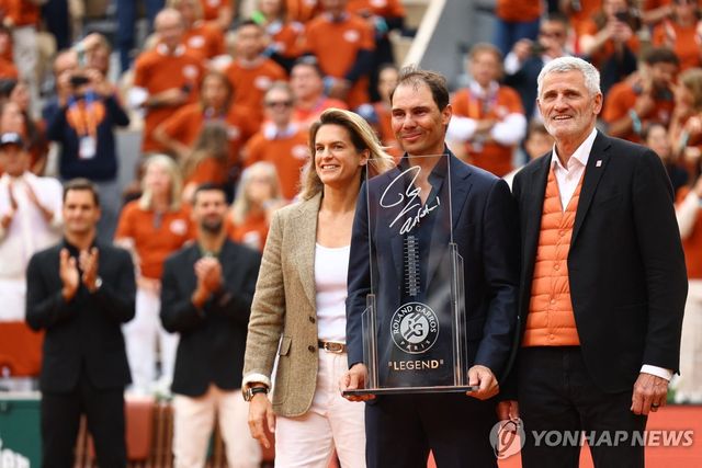 레전드 트로피 받은 나달