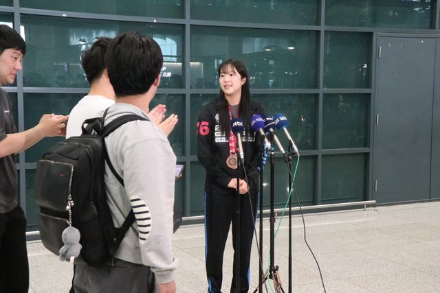 귀국 후 인터뷰하는 신유빈(오른쪽)