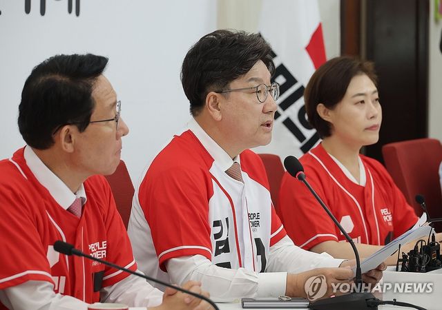 발언하는 권성동 원내대표