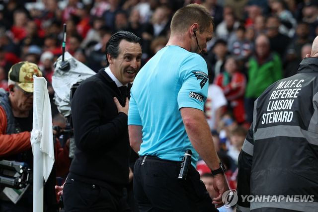 주심에게 항의하는 애스턴 빌라의 우나이 에메리 감독