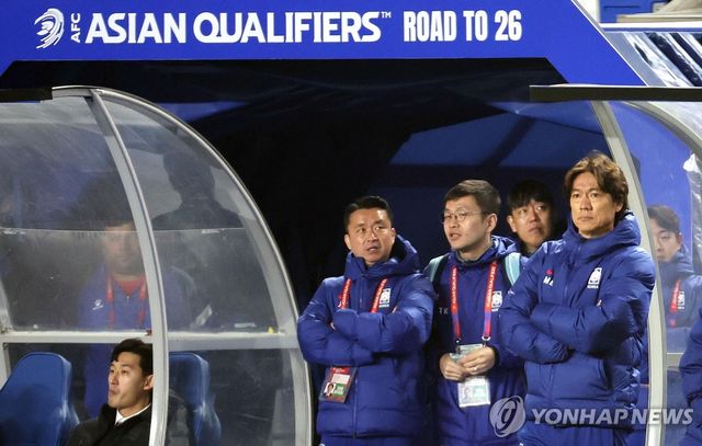 경기 지켜보는 홍명보 감독