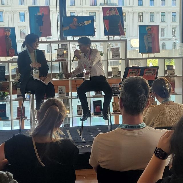 탈북화가 송벽(우), 오슬로자유포럼서 출판기념회