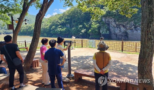 반구대 암각화 바라보는 관람객들