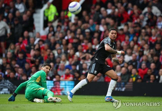 볼을 제대로 잡지 못한 맨유 골키퍼의 실수를 틈타 슈팅하는 애스턴 빌라의 모건 로저스