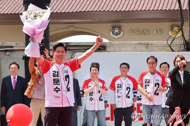 평택 시민들에 인사하는 김문수 후보