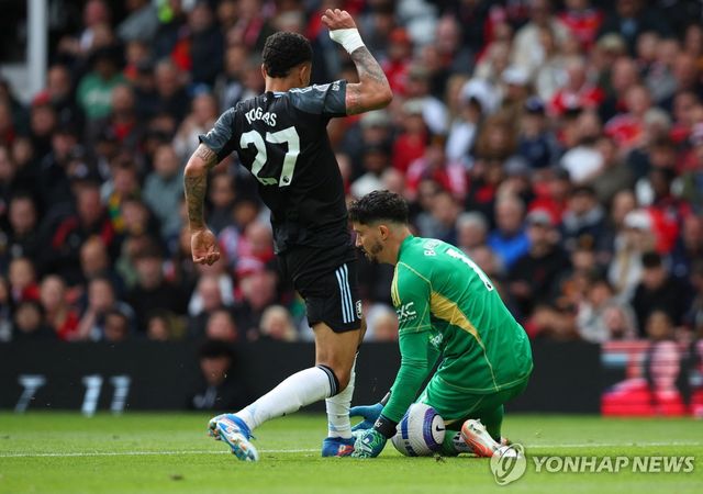 볼을 제대로 잡지 못한 맨유 골키퍼를 압박하는 애스턴 빌라의 모건 로저스