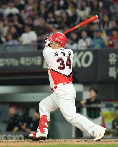 통산 2천500안타인 2점 홈런을 치는 최형우