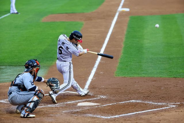 적시타 날리는 LG의 구본혁