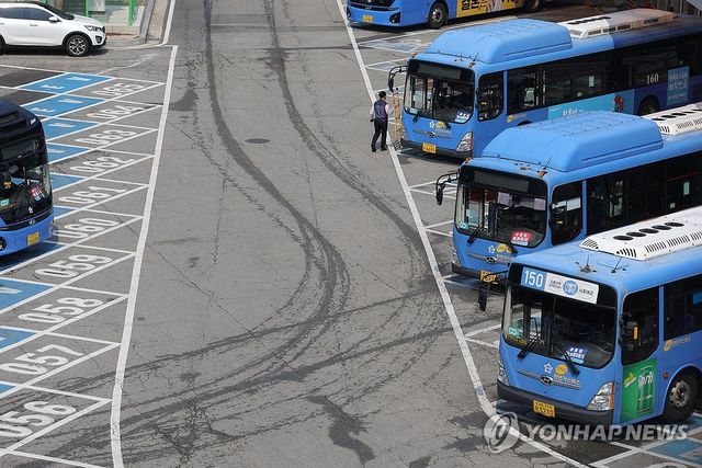 차고지에 대기 중인 서울 시내버스
