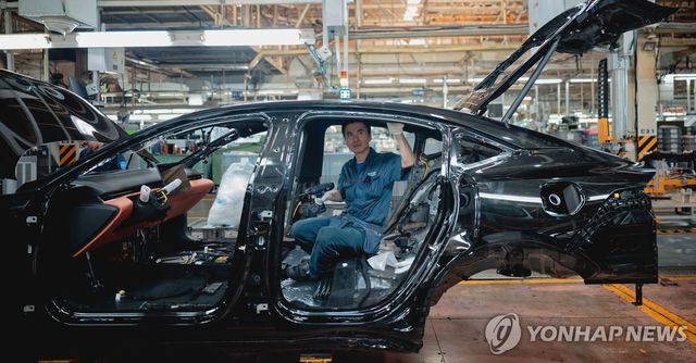 중국 서부 충칭의 전기차 공장