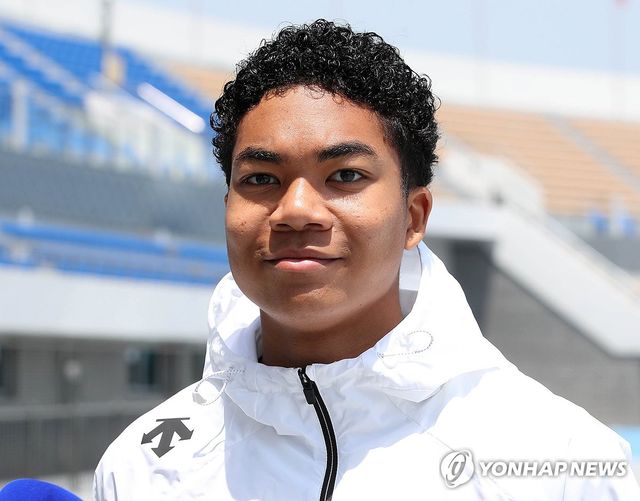 구미시민운동장 찾은 나마디 조엘진