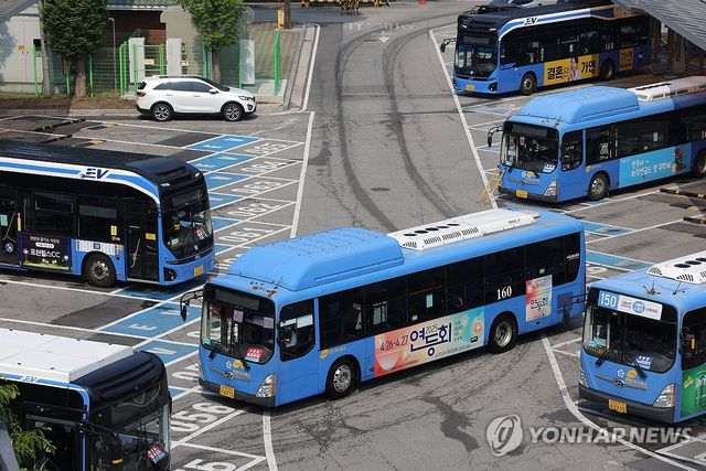 차고지에 대기 중인 서울 시내버스