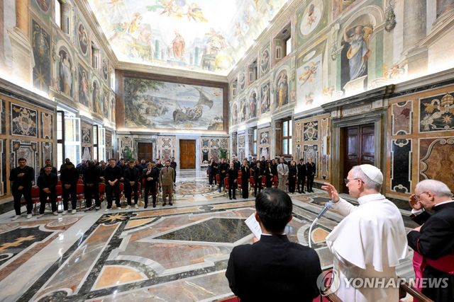 나폴리 선수단과 관계자들 접견하는 레오 14세 교황