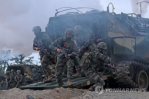 장갑차에서 내려 돌격하는 해병