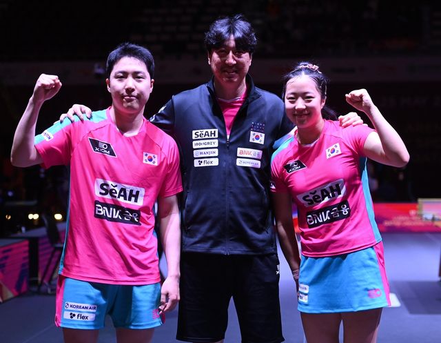 혼합복식 동메달을 딴 임종훈(왼쪽), 신유빈과 오상은 남자대표팀 감독(중앙)