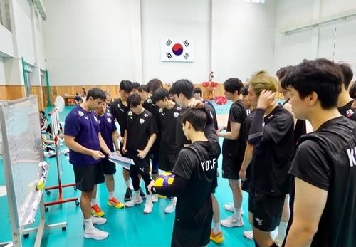 이사나예 감독(왼쪽) 설명을 듣는 남자배구 대표팀 선수들