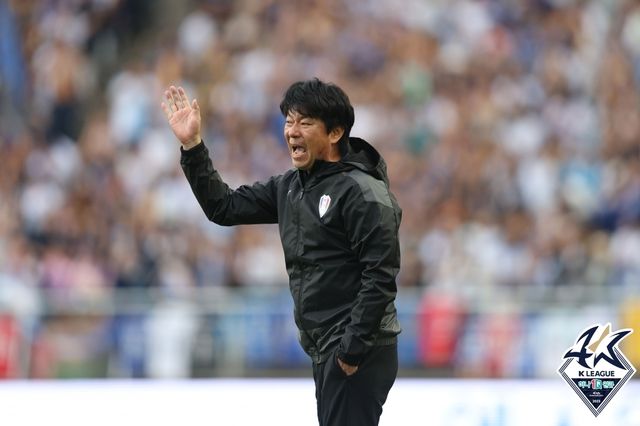 2023년 수원 삼성을 이끌 때 김병수 감독의 모습