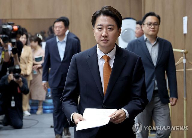 단일화 관련 기자회견 나선 이준석 후보