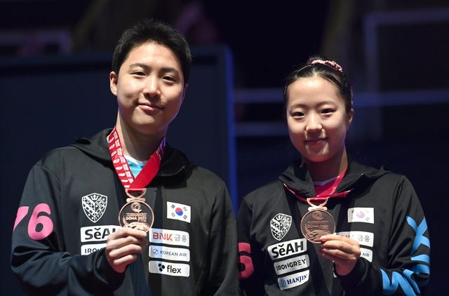 세계탁구선수권 혼합복식 동메달을 임종훈(왼쪽)과 신유빈