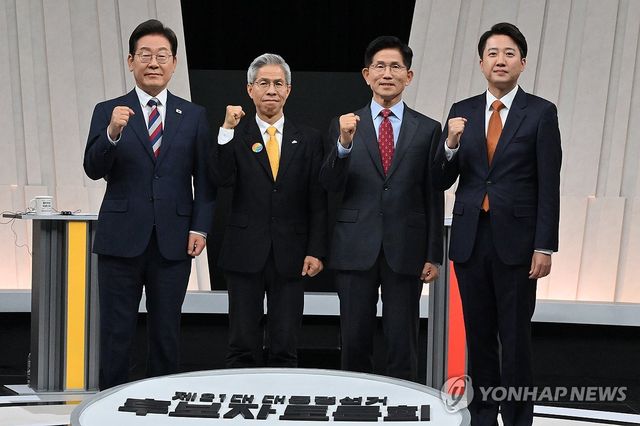 토론회 앞두고 포즈 취하는 대선 후보들