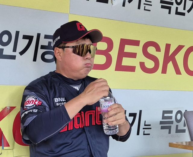 물 마시는 김태형 롯데 감독
