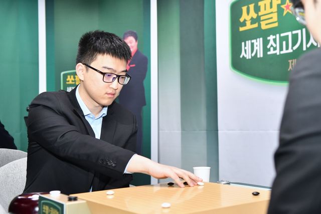 4전 전승으로 1위를 달리는 투샤오위 9단