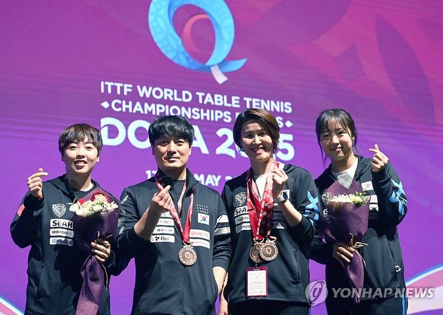 포즈 취한 신유빈, 유한나와 석은미 감독, 최현진 코치
