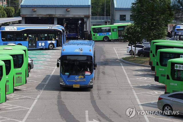 차고지에 대기 중인 서울 시내버스