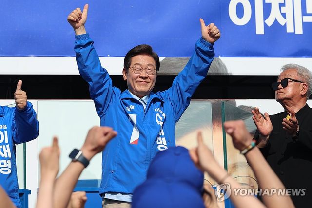 엄지손가락 치켜든 이재명 후보
