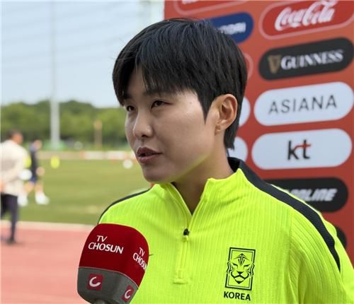 인터뷰하는 지소연