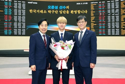 한국거래소 남자탁구단에 입단한 오준성(중앙), 유남규 감독(왼쪽), 김기경 부사장