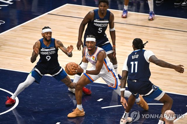 공을 잡고 있는 길저스알렉산더