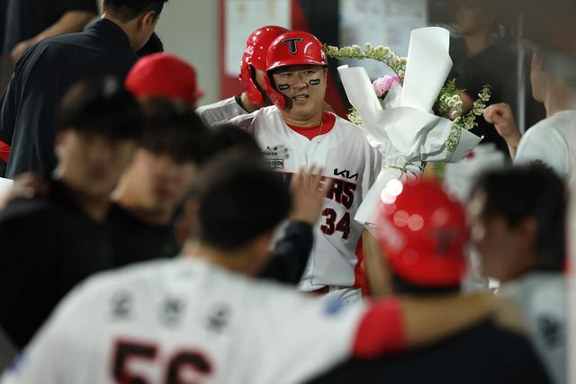 통산 2천500안타를 역전 2점홈런으로 장식한 KIA 최형우(중앙)