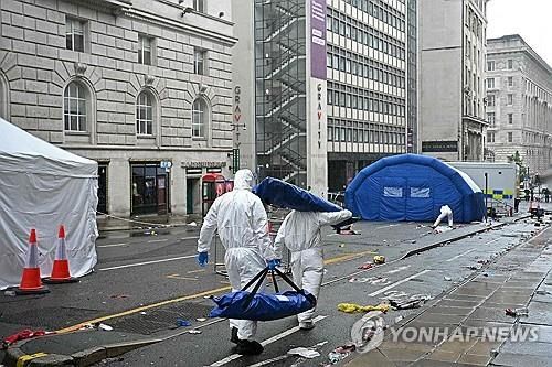 27일 사건 현장에서 작업하는 경찰 과학수사관들
