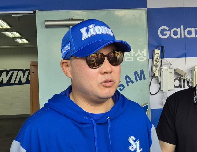인터뷰하는 삼성 라이온즈 박진만 감독