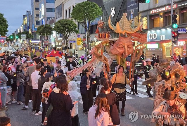 춘천세계인형극제 화려한 개막 퍼레이드