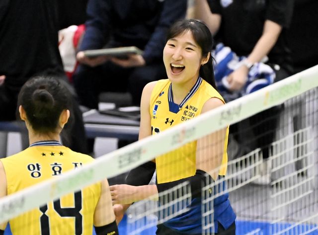 프로배구 정규리그 경기 득점 후 기뻐하는 정지윤(오른쪽)