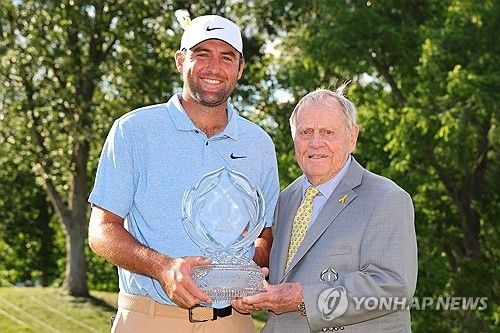 작년 메모리얼 토너먼트 우승자 스코티 셰플러와 함께 선 니클라우스.