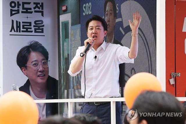 수원역 로데오거리서 유세하는 이준석 후보